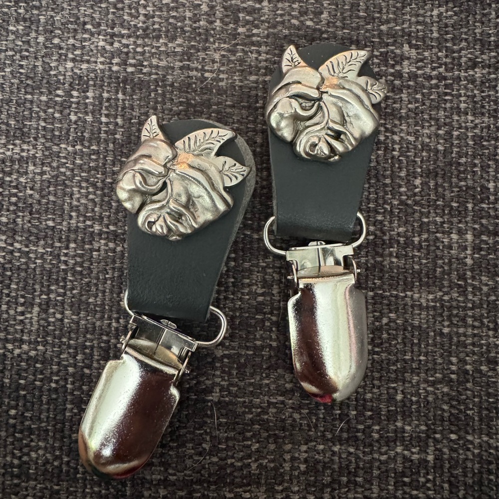 Boot clips with roses